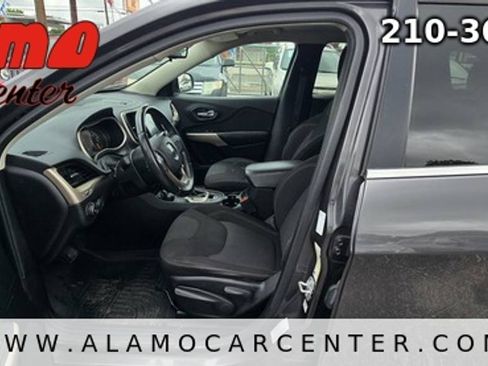 Used 2017 Jeep Cherokee Latitude AWD/4WD image 33