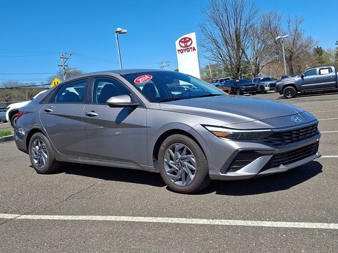 Used 2024 Hyundai Elantra SEL image 1