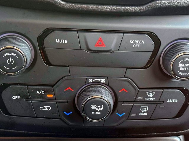 Certified 2020 Jeep Renegade Altitude AWD/4WD image 29