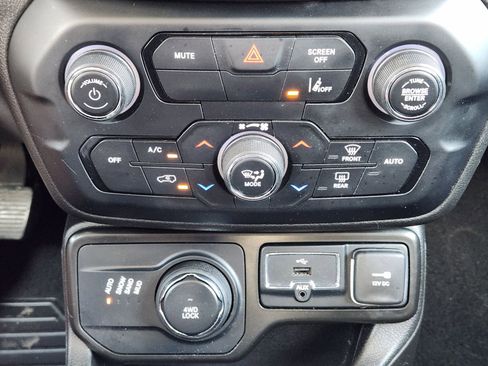 Used 2023 Jeep Renegade Latitude image 27