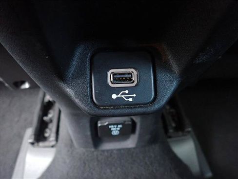 Used 2018 Jeep Renegade Latitude w/ Popular Equipment Group AWD/4WD image 6