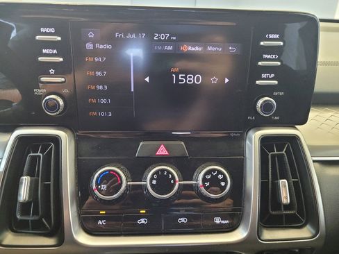 Used 2023 Kia Sorento LX FWD image 25