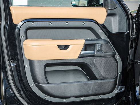 Used 2025 Land Rover Defender 130 X-Dynamic SE image 19