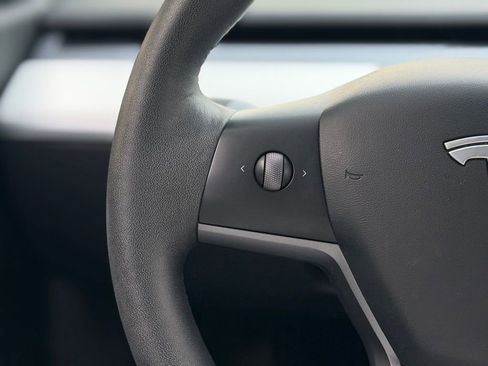 Used 2022 Tesla Model Y Long Range image 41