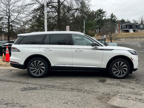 New 2026 Lincoln Aviator AWD image 3