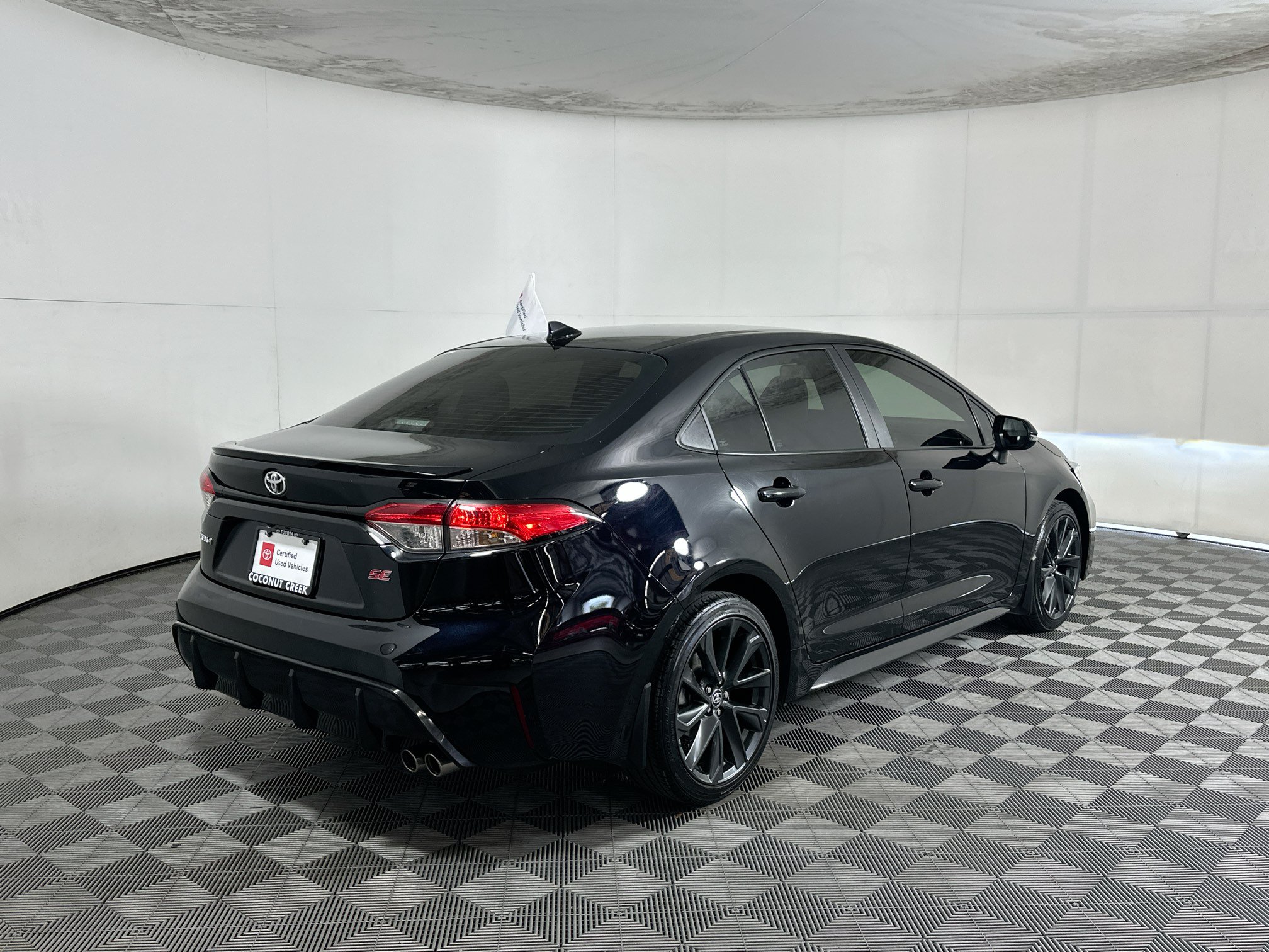 Used 2025 Toyota Corolla SE FWD image 3