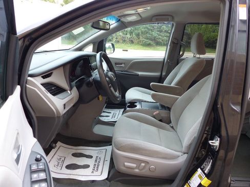 Used 2017 Toyota Sienna LE FWD image 36