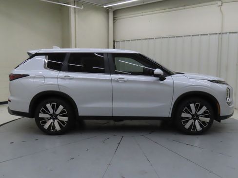 New 2025 Mitsubishi Outlander SE image 2