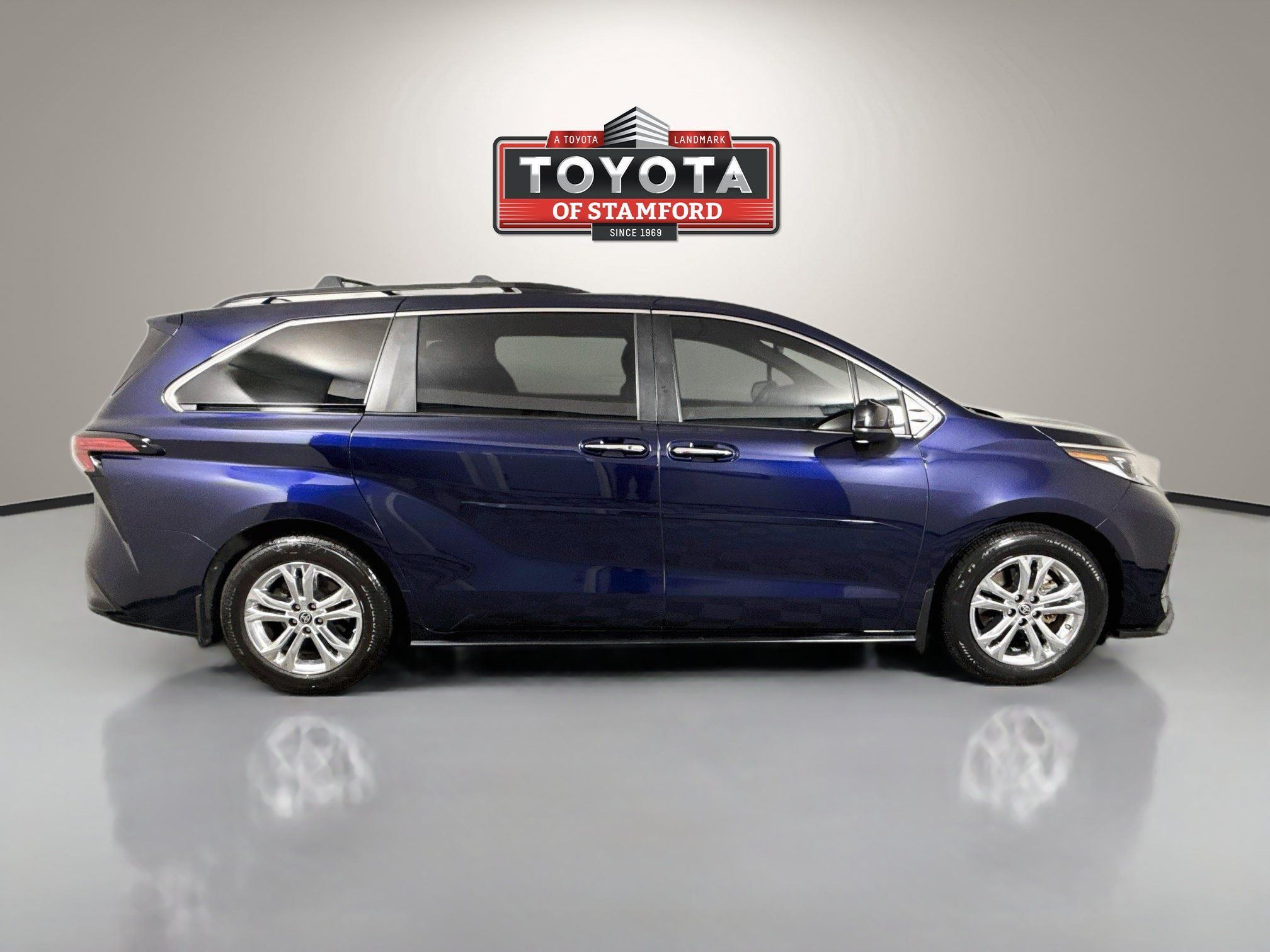 Used 2022 Toyota Sienna XSE w/ XSE Plus Package AWD/4WD image 8