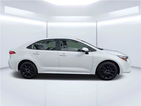 Used 2025 Toyota Corolla LE FWD image 2