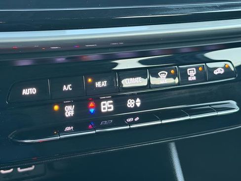 Used 2023 Chevrolet Bolt EUV LT image 25