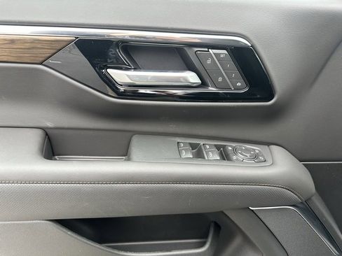 New 2026 Chevrolet Suburban High Country image 3