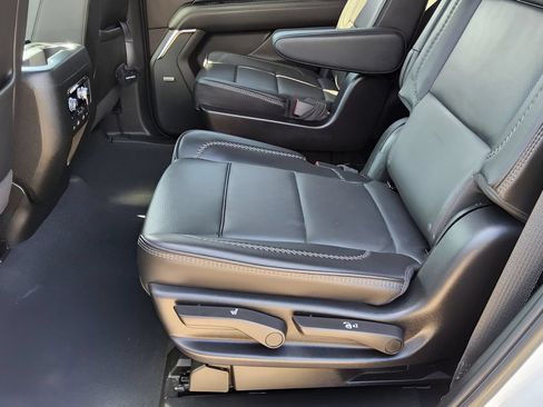 Used 2024 GMC Yukon Denali w/ Denali Reserve Package AWD/4WD image 31
