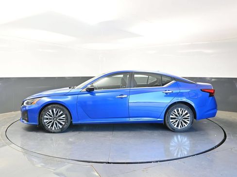 Used 2025 Nissan Altima 2.5 SV FWD image 11