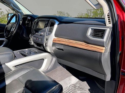 Used 2018 Nissan Titan SL image 26