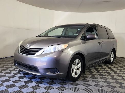 Used 2011 Toyota Sienna LE FWD image 3