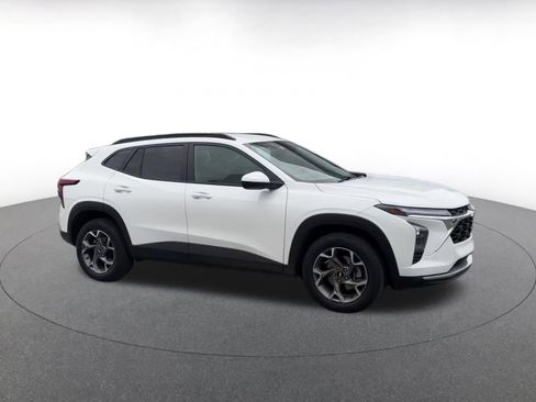 Used 2025 Chevrolet Trax LT image 2