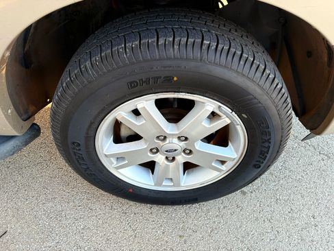 Used 2010 Ford Explorer XLT image 18