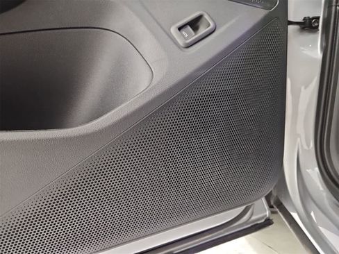 New 2025 Volkswagen Tiguan SE image 32