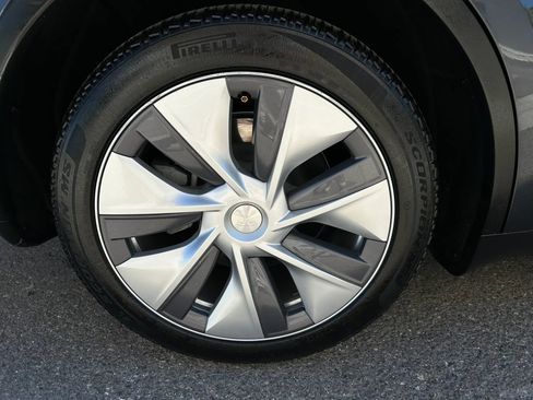 Used 2024 Tesla Model Y Long Range AWD/4WD image 14