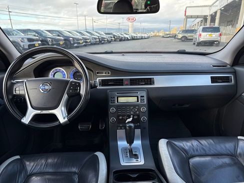 Used 2010 Volvo V70 R-Design image 12