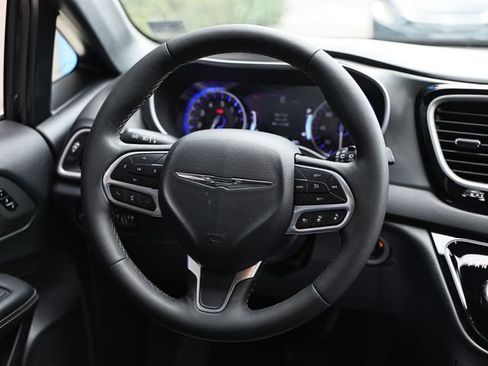 Used 2025 Chrysler Pacifica Select FWD image 24