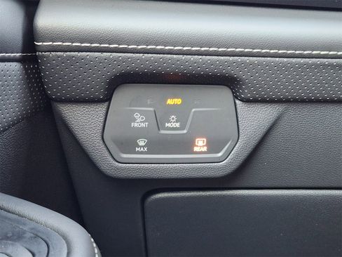 Used 2025 Volkswagen Atlas Cross Sport SE image 31