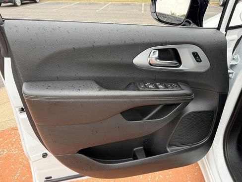 Used 2026 Chrysler Pacifica Limited FWD image 9