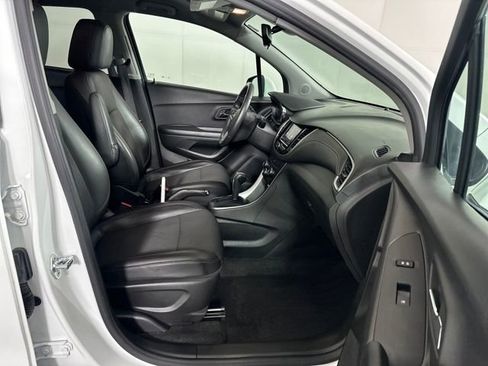 Used 2022 Chevrolet Trax LT w/ LT Convenience Package image 28