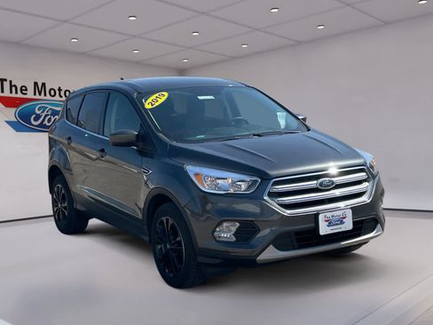 Used 2019 Ford Escape SE image 3