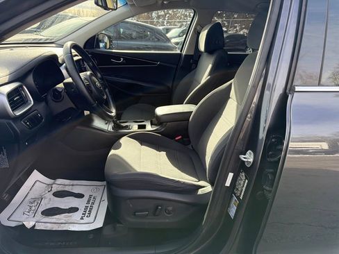 Used 2017 Kia Sorento LX w/ LX Convenience Package image 18