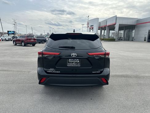 Used 2021 Toyota Highlander XLE image 6