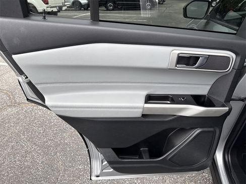 Used 2022 Ford Explorer XLT w/ Equipment Group 202A image 25