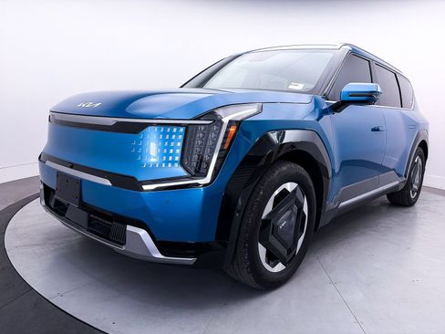 Certified 2024 Kia EV9 Land w/ Towing Package AWD/4WD image 15