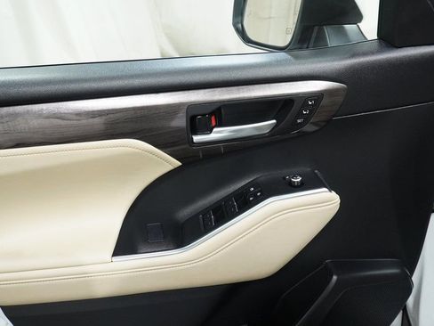 Used 2023 Toyota Highlander Platinum image 26