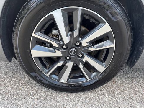 Used 2025 Nissan Versa SV FWD image 28