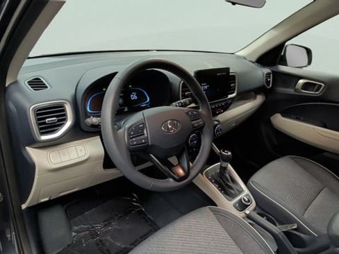 Used 2025 Hyundai Venue Limited FWD image 15
