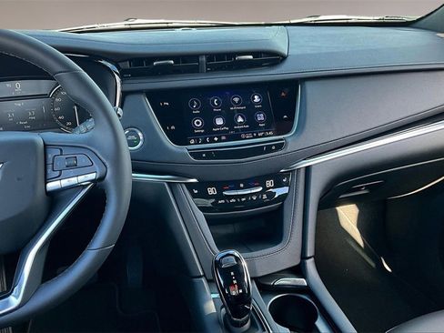 New 2025 Cadillac XT6 Luxury image 7