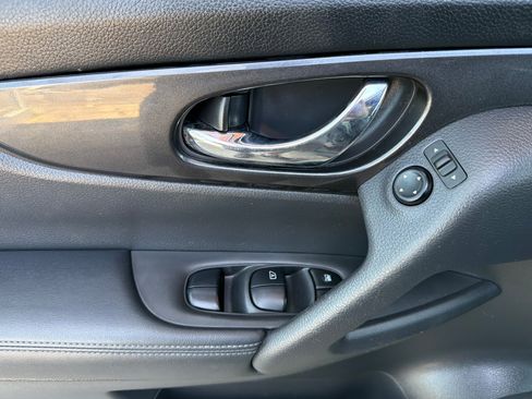 Used 2020 Nissan Rogue SV FWD image 13