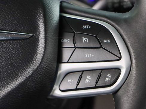 Used 2023 Chrysler Pacifica Touring-L FWD image 14