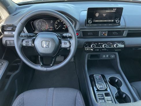 Used 2025 Honda Pilot Sport image 10