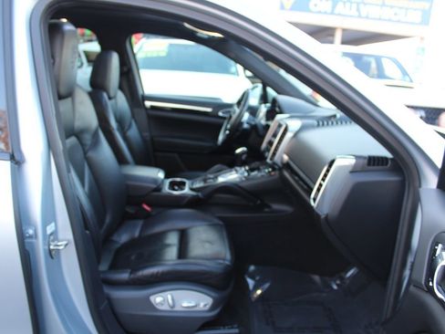 Used 2018 Porsche Cayenne Platinum Edition image 28