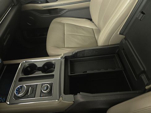 Used 2019 Ford Expedition Max XLT w/ Equipment Group 202A image 31