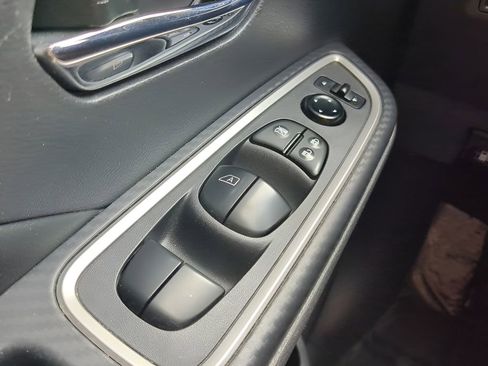 Used 2022 Nissan Versa SR w/ Convenience Package image 29