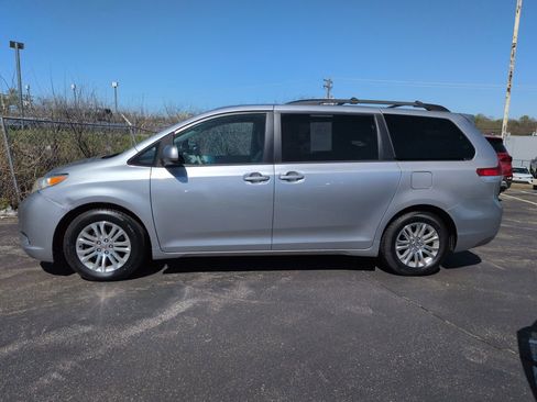 Used 2013 Toyota Sienna XLE FWD image 3