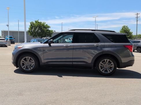 Certified 2021 Ford Explorer XLT w/ Equipment Group 202A RWD image 7