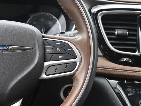 Used 2018 Chrysler Pacifica Limited image 29