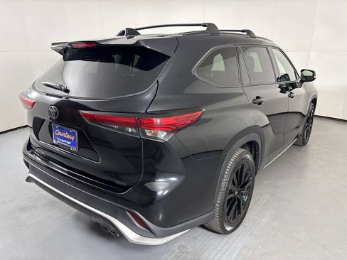 Used 2023 Toyota Highlander XSE FWD image 8