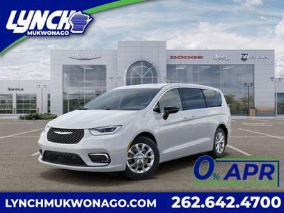 New 2026 Chrysler Pacifica Limited w/ Uconnect Theater Family Group