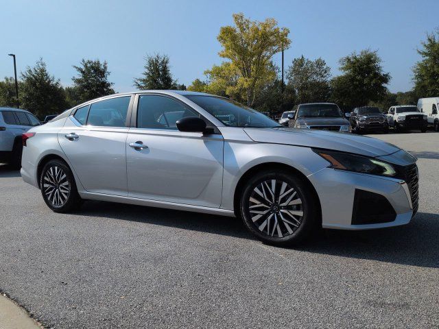 Used 2025 Nissan Altima 2.5 SV FWD image 2